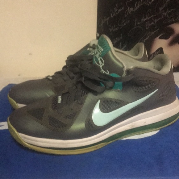 I’m selling a pair of comfortable Nike low tops still in good condition - Picture 2 of 3